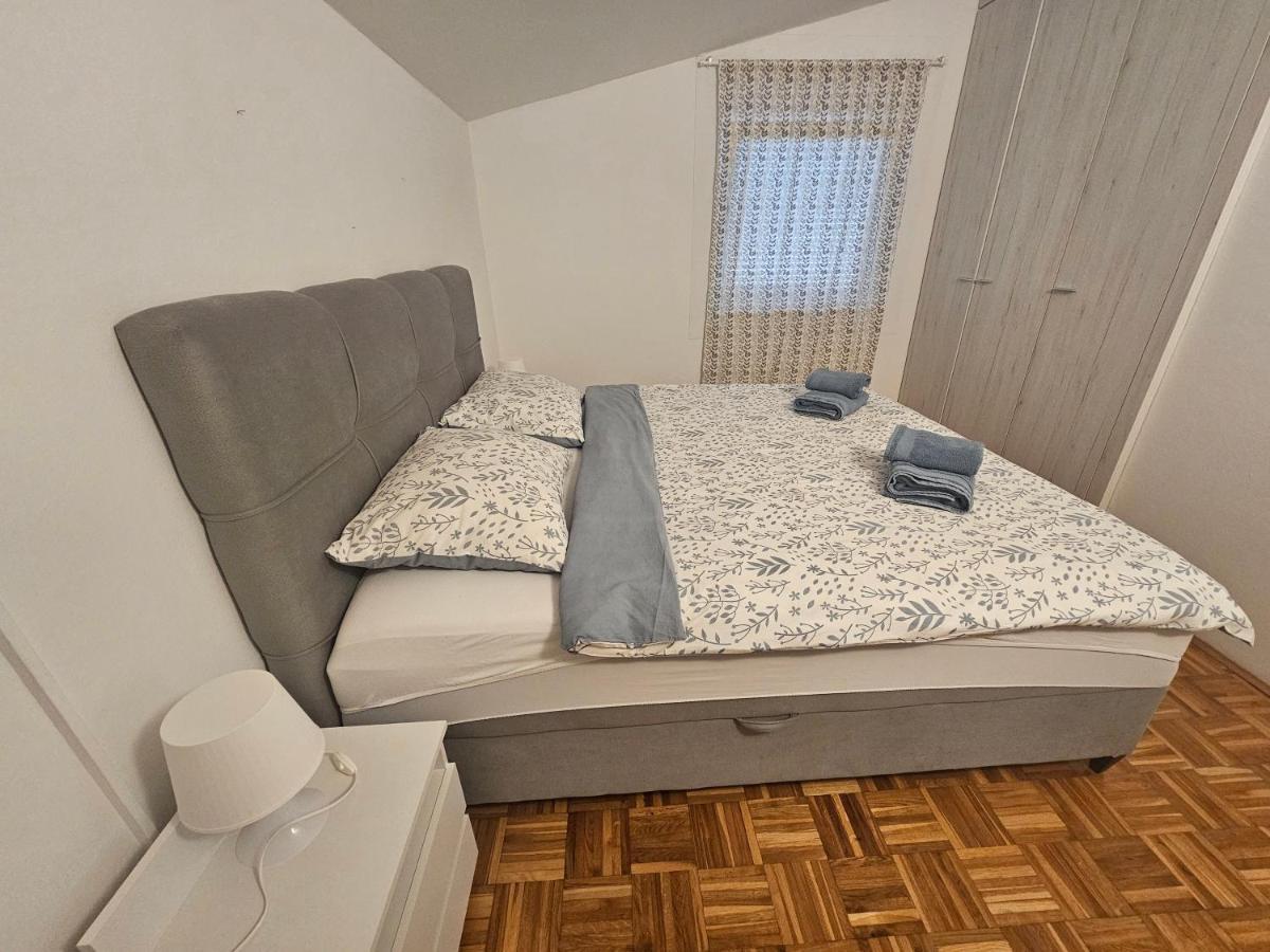 Apartmani Viktorija Fazana Exterior photo