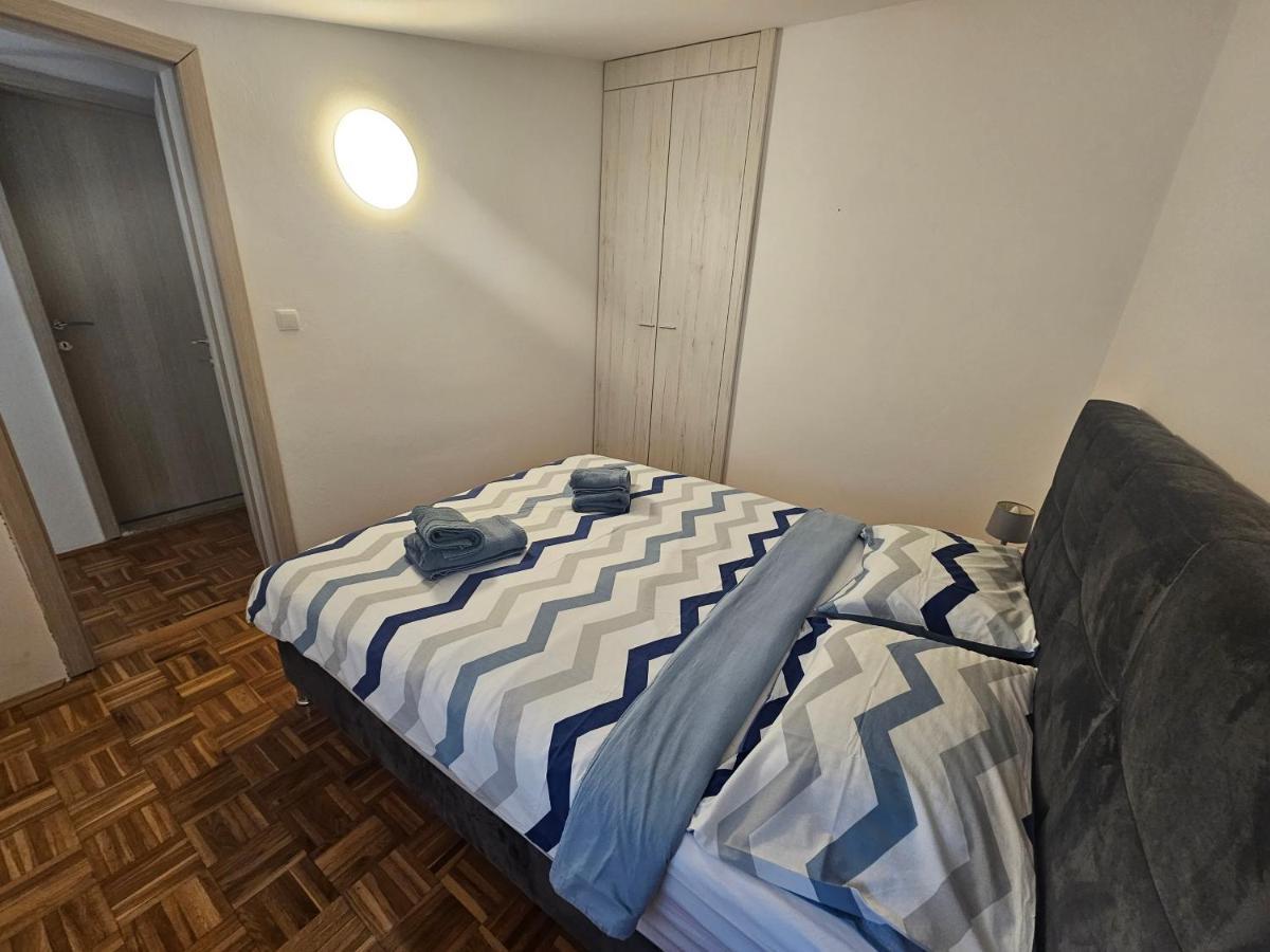 Apartmani Viktorija Fazana Exterior photo