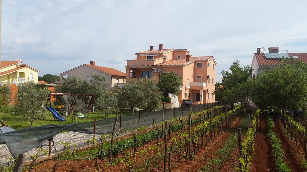 Apartmani Viktorija Fazana Exterior photo